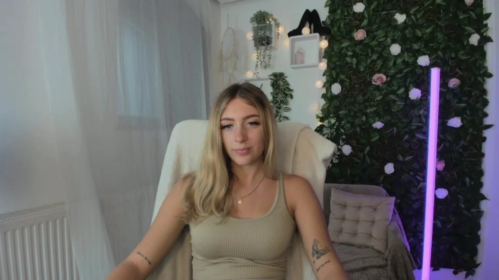 Gallery image thumbnail from Tina_Nappi18's myfreecams stream on, 08/25/2023, 15:31 image 1 of 20