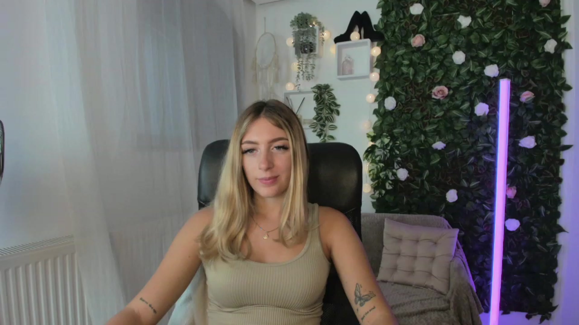 Gallery image thumbnail from Tina_Nappi18's myfreecams stream on, 08/25/2023, 16:56 image 20 of 20