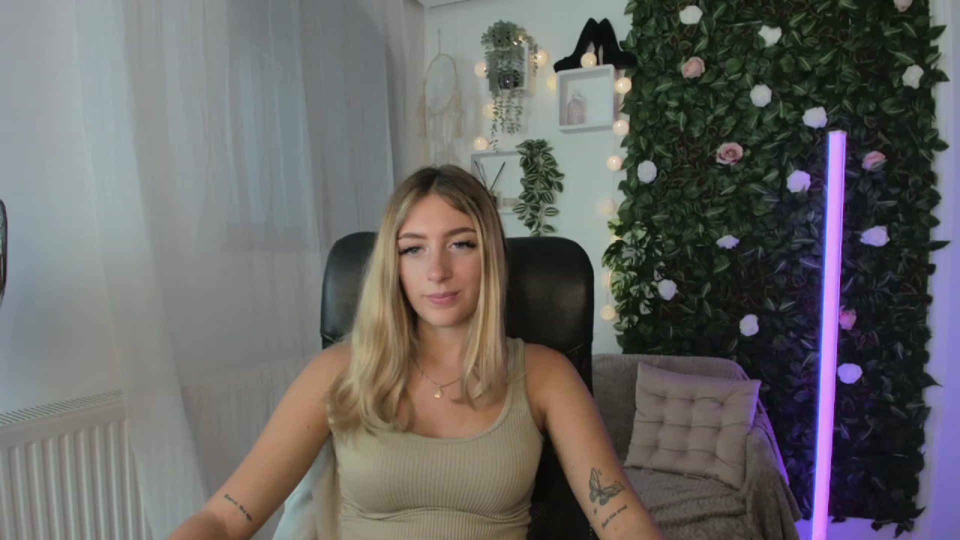 Gallery image thumbnail from Tina_Nappi18's myfreecams stream on, 08/25/2023, 16:56 image 16 of 20