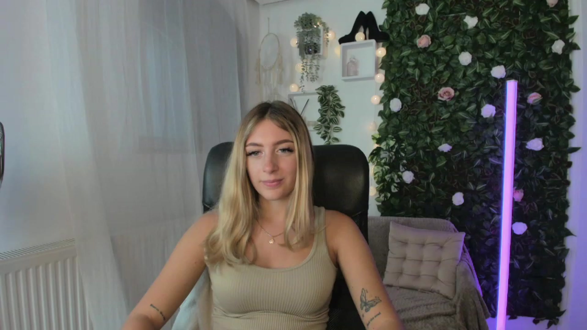 Gallery image thumbnail from Tina_Nappi18's myfreecams stream on, 08/25/2023, 16:56 image 13 of 20