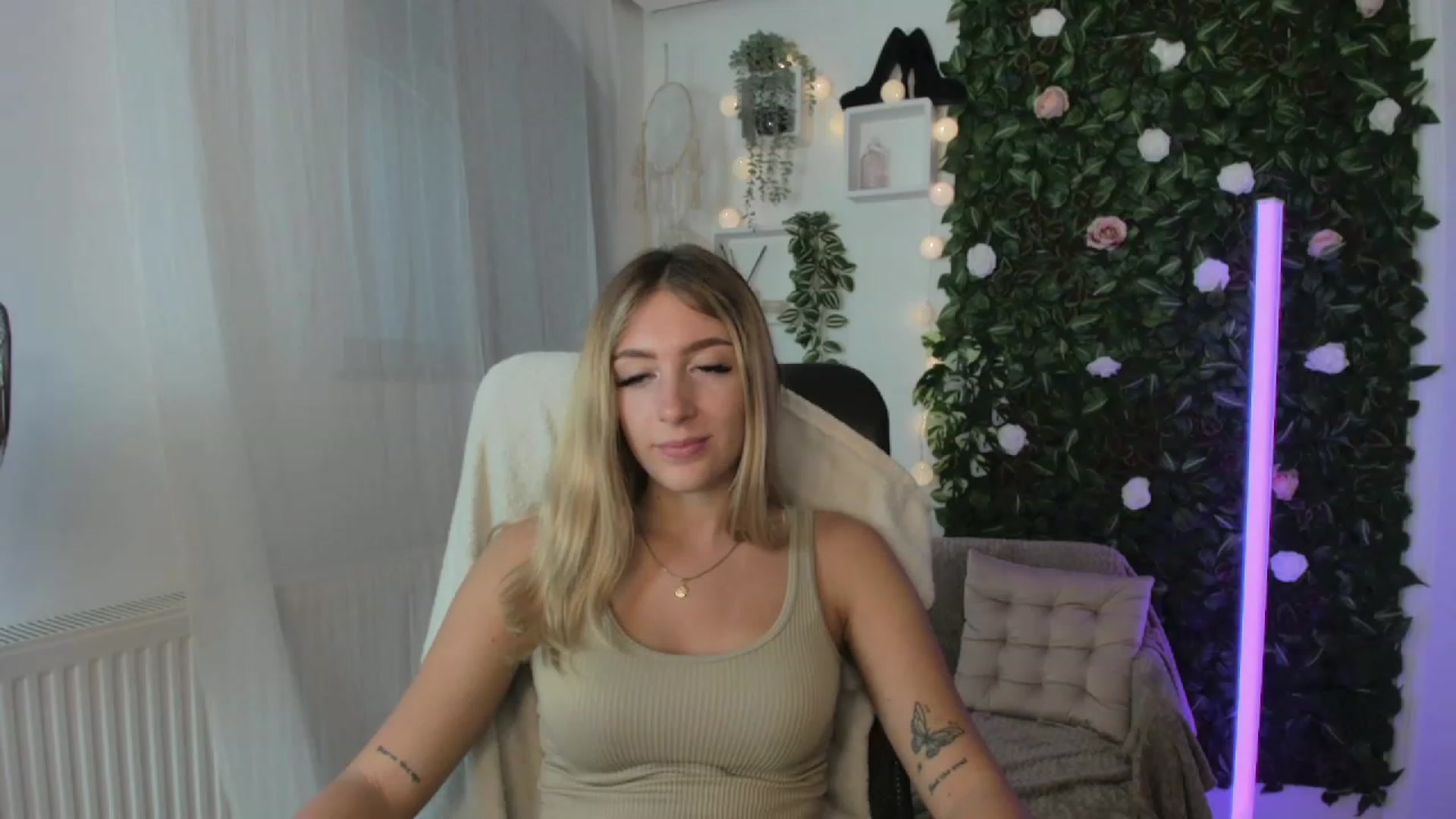 Gallery image thumbnail from Tina_Nappi18's myfreecams stream on, 08/25/2023, 16:56 image 3 of 20