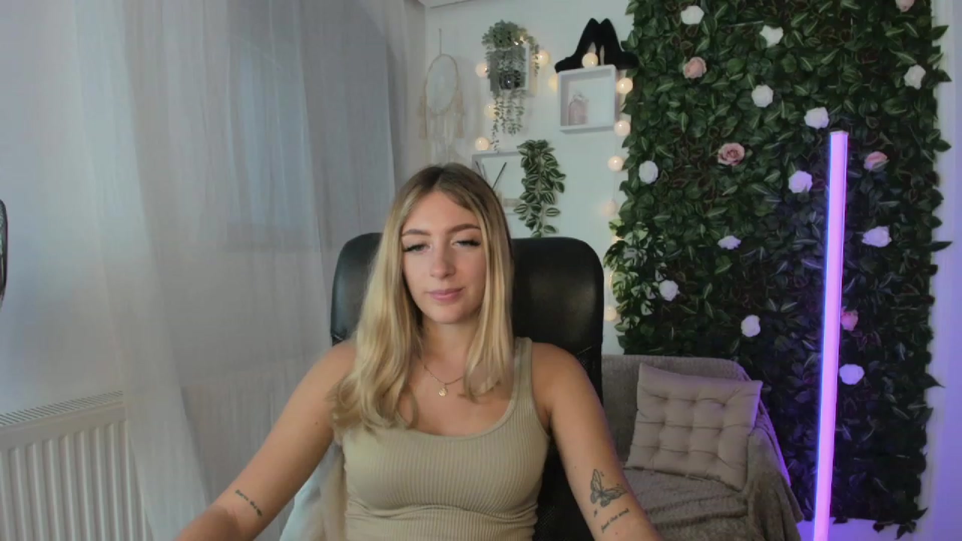 Gallery image thumbnail from Tina_Nappi18's myfreecams stream on, 08/25/2023, 16:56 image 9 of 20