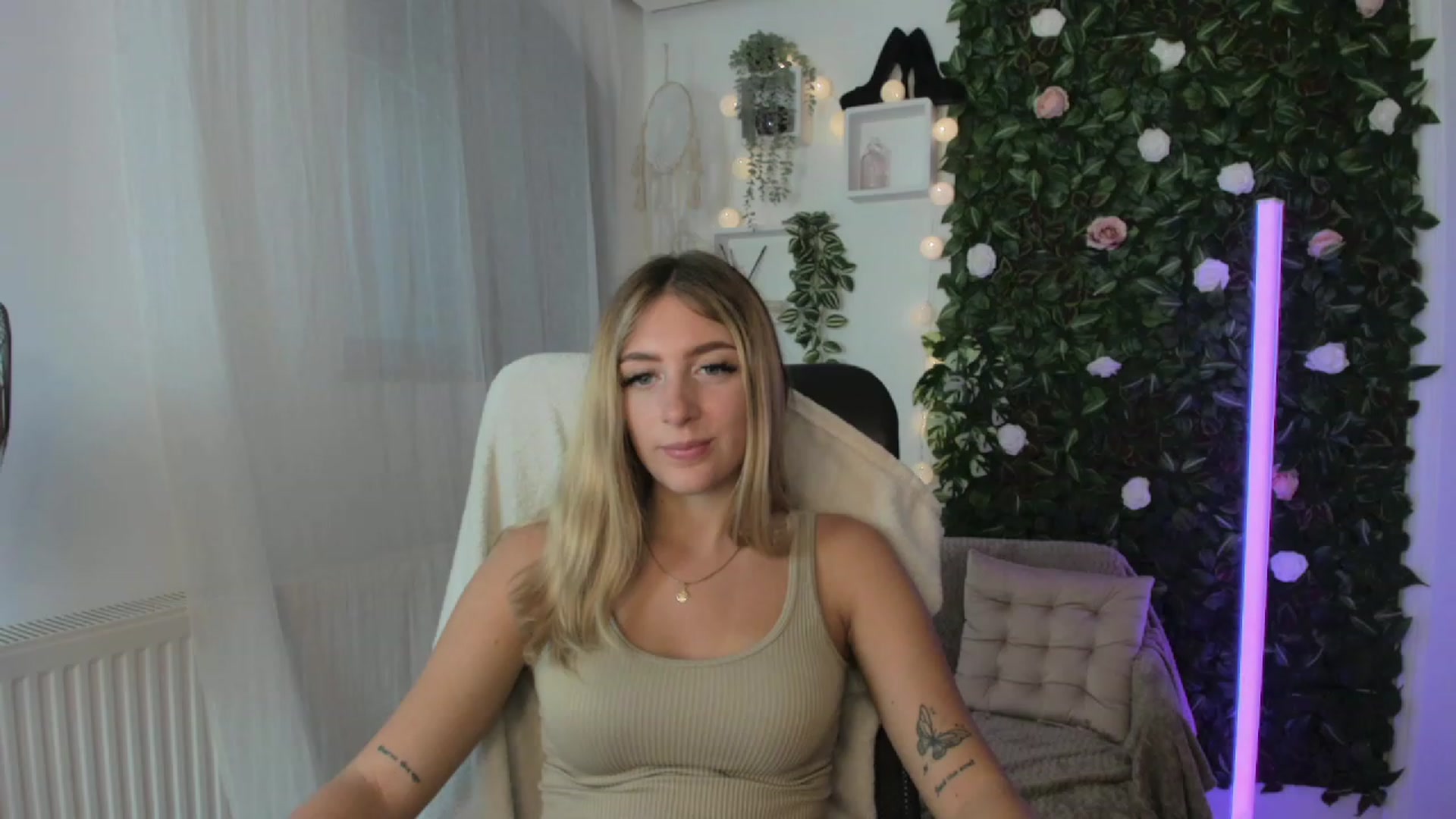Gallery image thumbnail from Tina_Nappi18's myfreecams stream on, 08/25/2023, 16:56 image 7 of 20