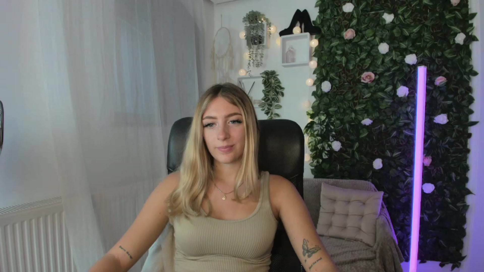 Gallery image thumbnail from Tina_Nappi18's myfreecams stream on, 08/25/2023, 16:56 image 11 of 20