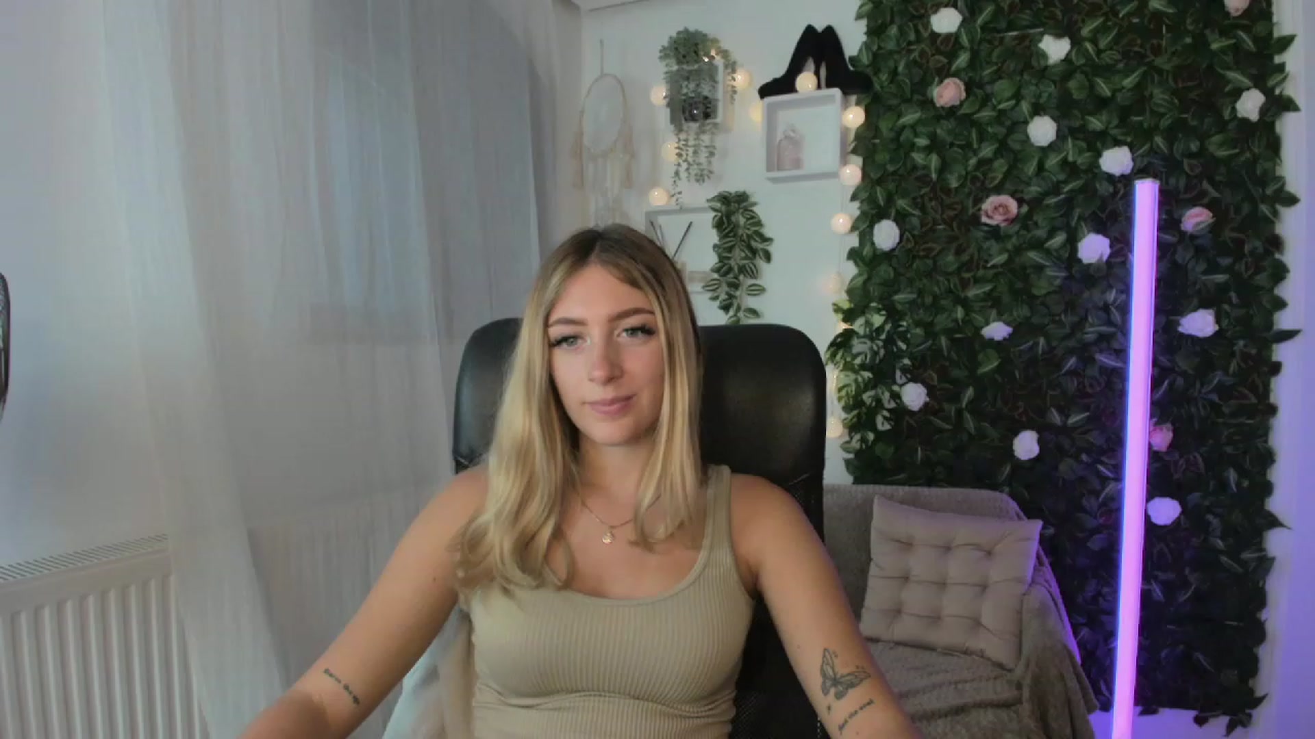 Gallery image thumbnail from Tina_Nappi18's myfreecams stream on, 08/25/2023, 16:56 image 12 of 20