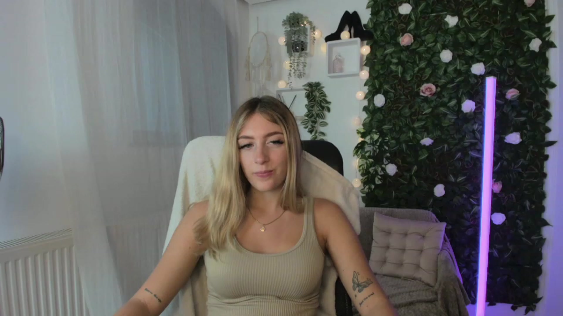 Gallery image thumbnail from Tina_Nappi18's myfreecams stream on, 08/25/2023, 16:56 image 4 of 20