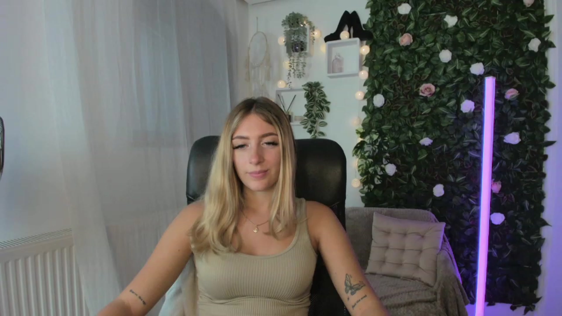 Gallery image thumbnail from Tina_Nappi18's myfreecams stream on, 08/25/2023, 16:56 image 19 of 20