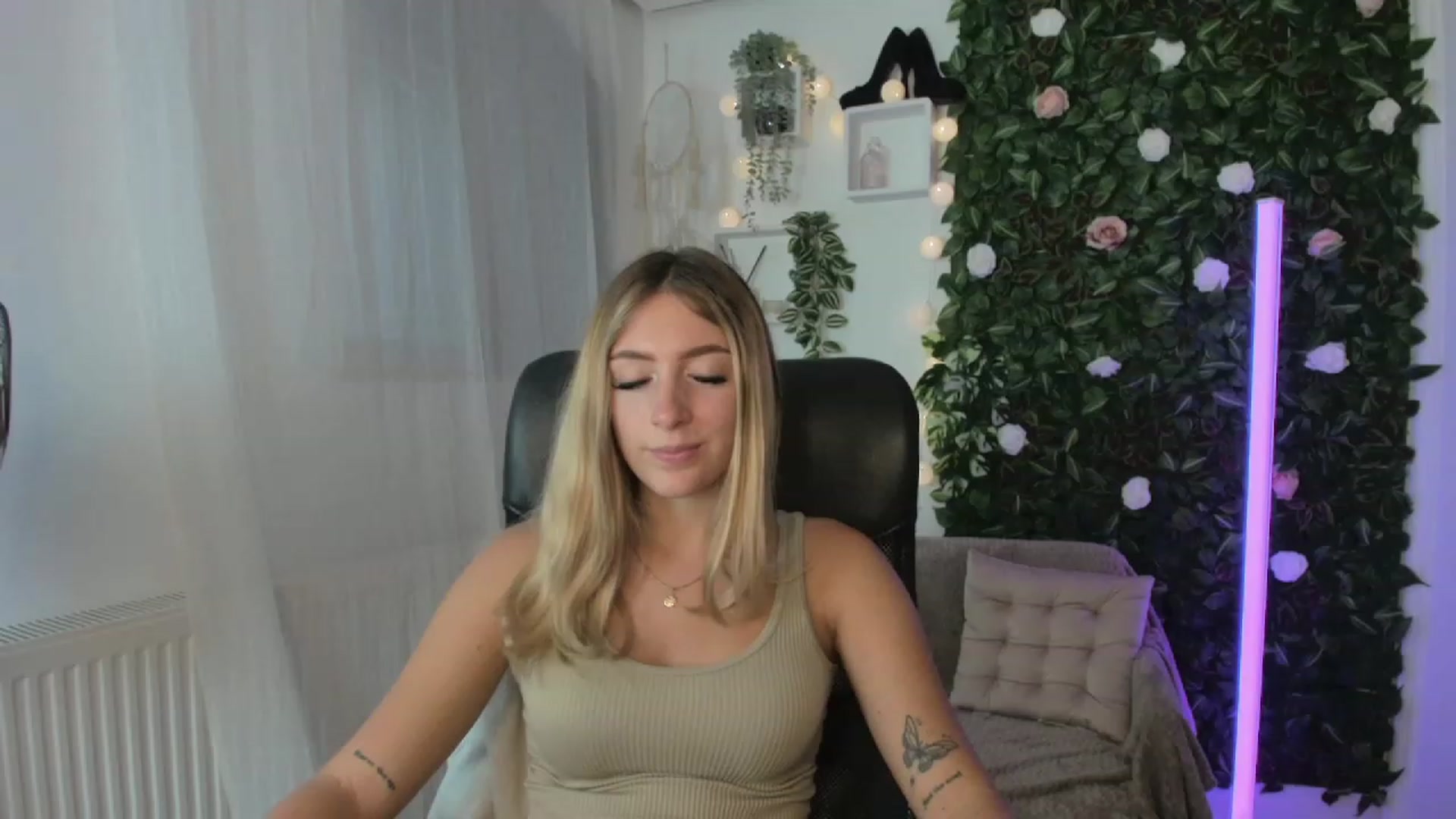 Gallery image thumbnail from Tina_Nappi18's myfreecams stream on, 08/25/2023, 17:12 image 3 of 20