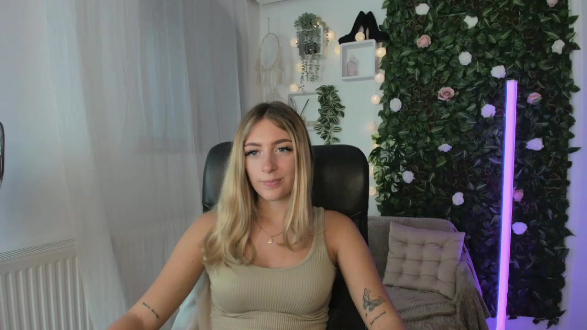 Gallery image thumbnail from Tina_Nappi18's myfreecams stream on, 08/25/2023, 17:12 image 1 of 20