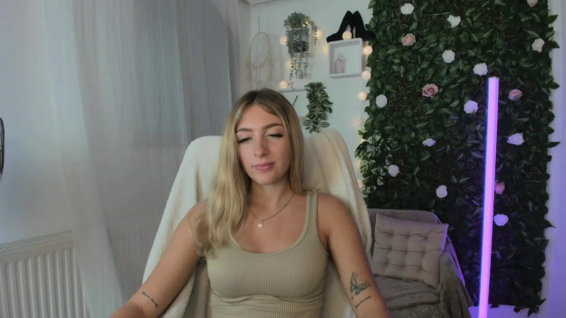 Gallery image thumbnail from Tina_Nappi18's myfreecams stream on, 08/25/2023, 17:12 image 20 of 20