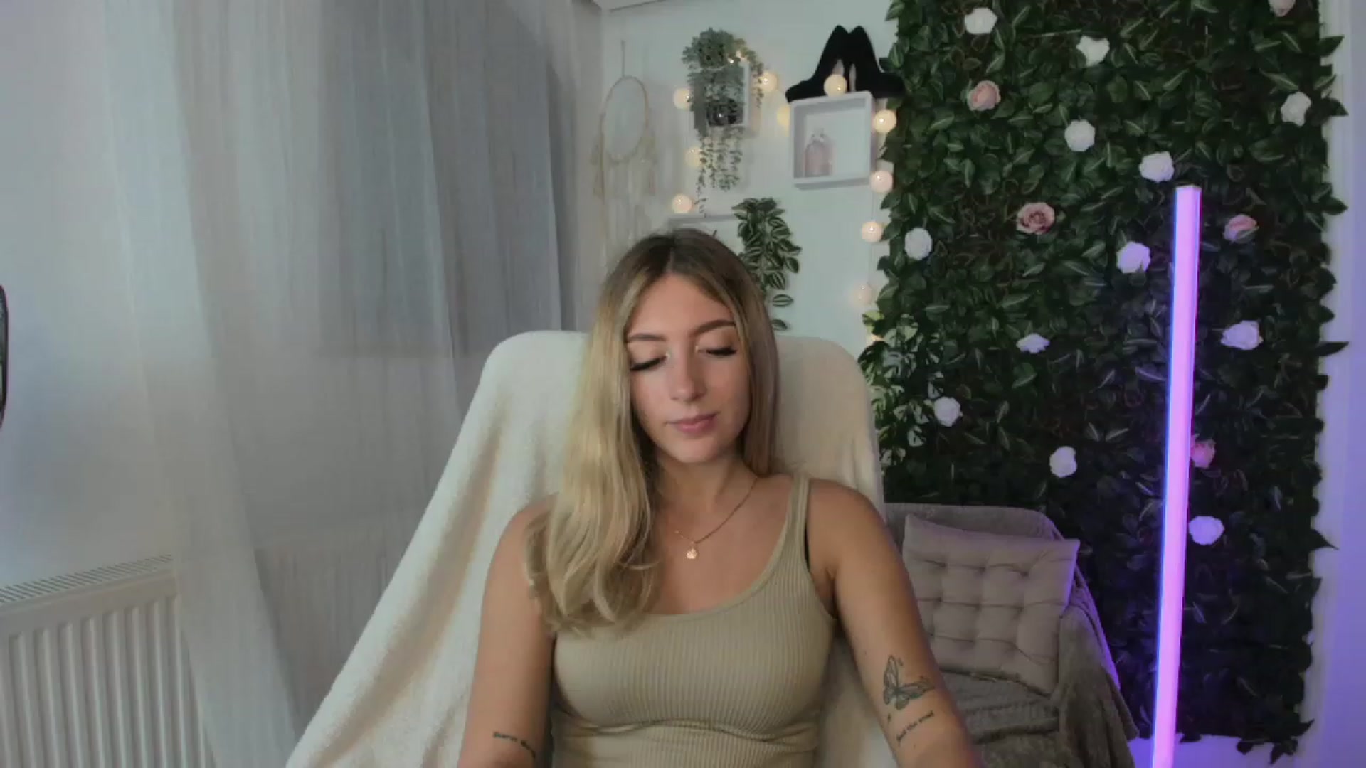 Gallery image thumbnail from Tina_Nappi18's myfreecams stream on, 08/25/2023, 18:04 image 7 of 20