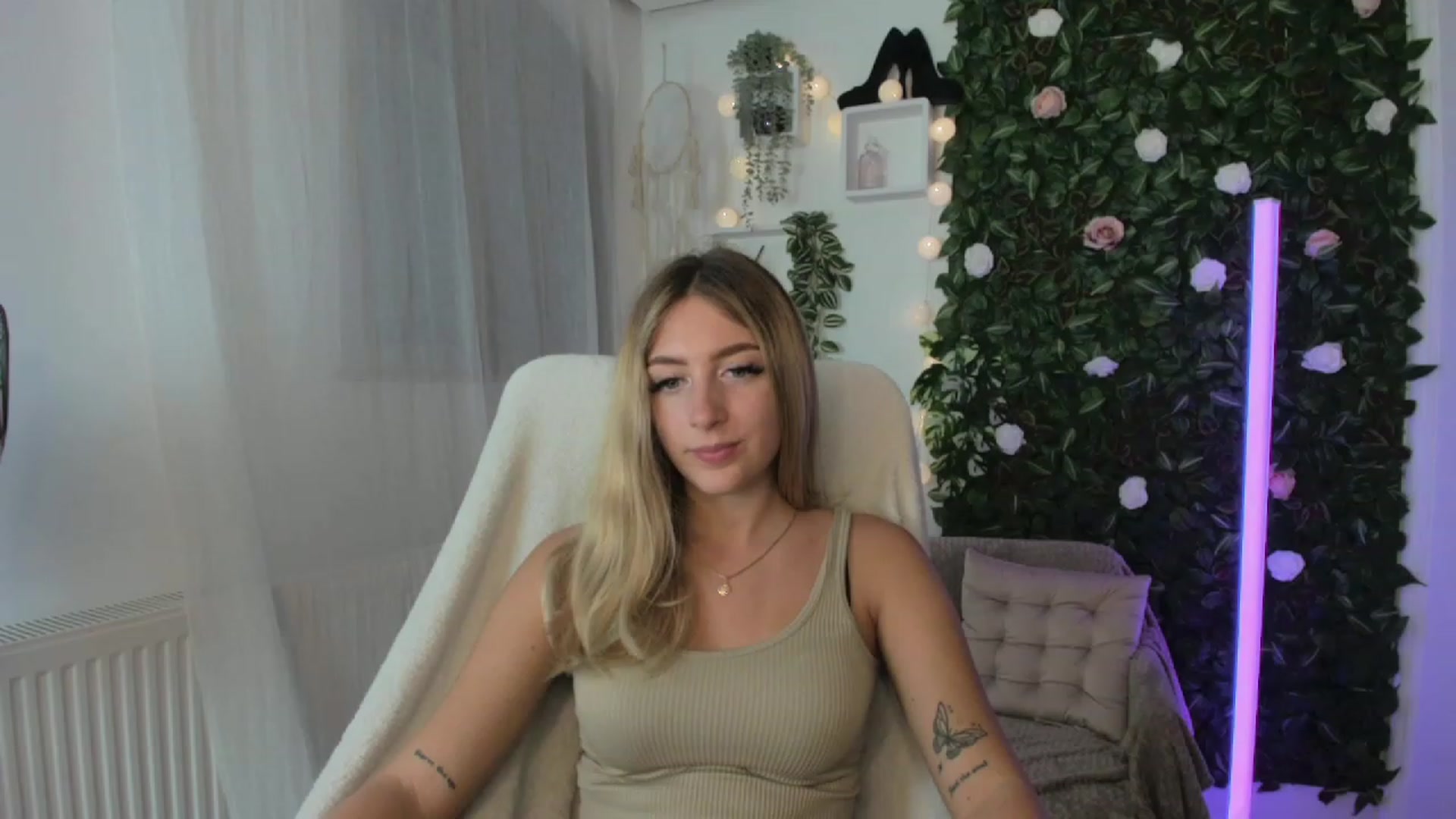 Gallery image thumbnail from Tina_Nappi18's myfreecams stream on, 08/25/2023, 18:04 image 8 of 20