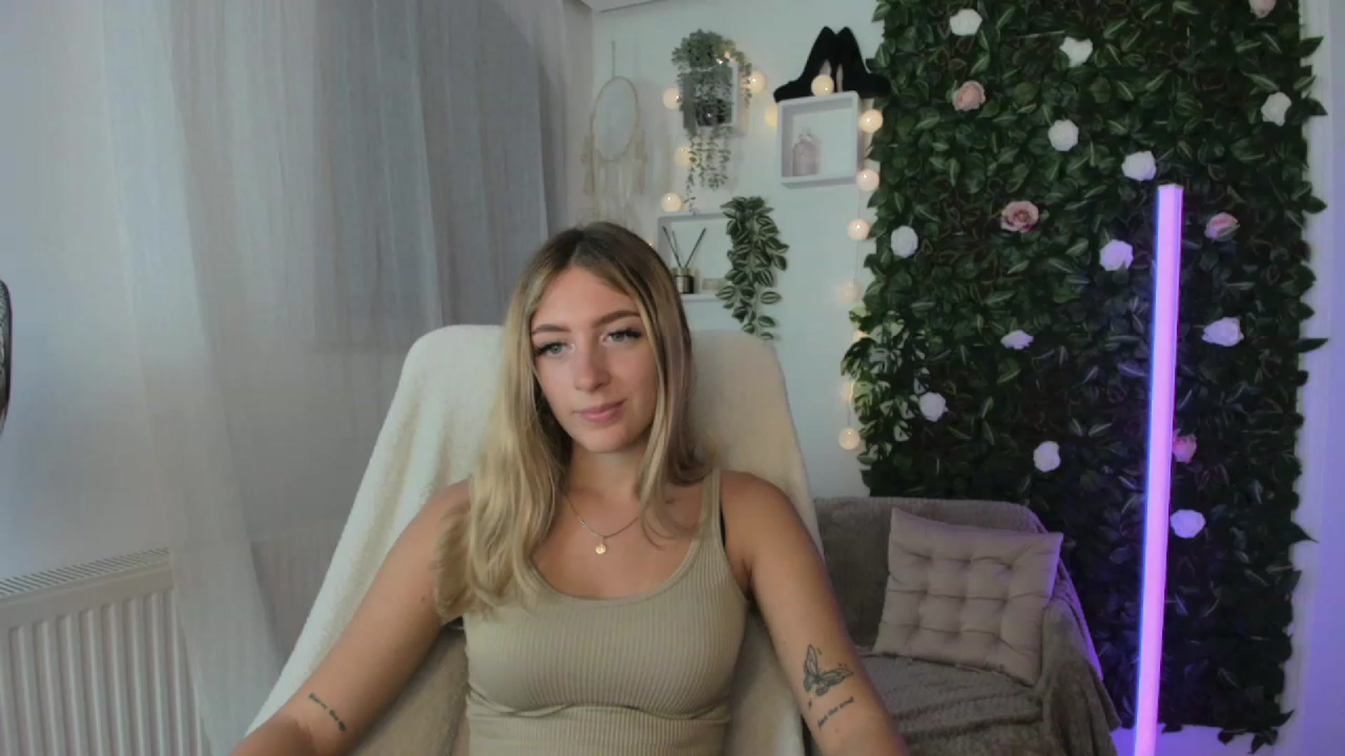 Gallery image thumbnail from Tina_Nappi18's myfreecams stream on, 08/25/2023, 18:04 image 19 of 20