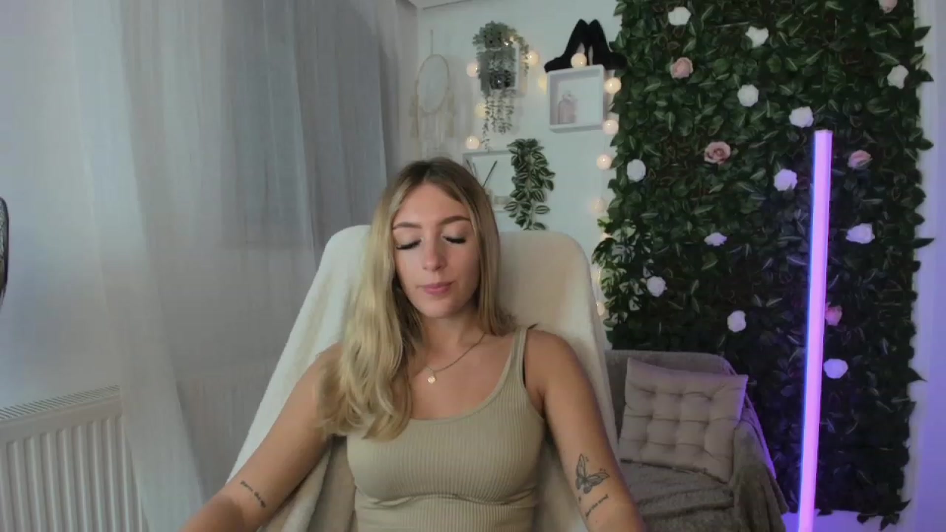 Gallery image thumbnail from Tina_Nappi18's myfreecams stream on, 08/25/2023, 18:04 image 12 of 20