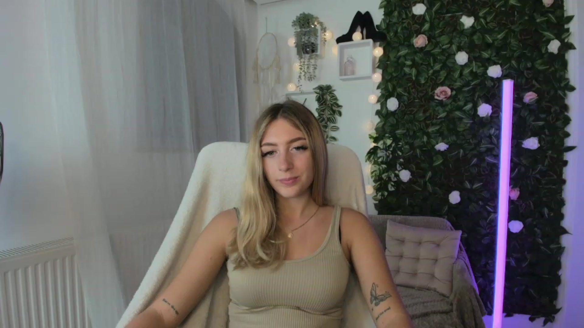 Gallery image thumbnail from Tina_Nappi18's myfreecams stream on, 08/25/2023, 18:04 image 10 of 20
