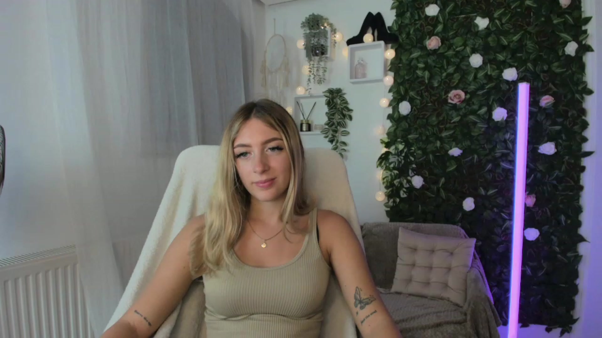 Gallery image thumbnail from Tina_Nappi18's myfreecams stream on, 08/25/2023, 18:04 image 18 of 20