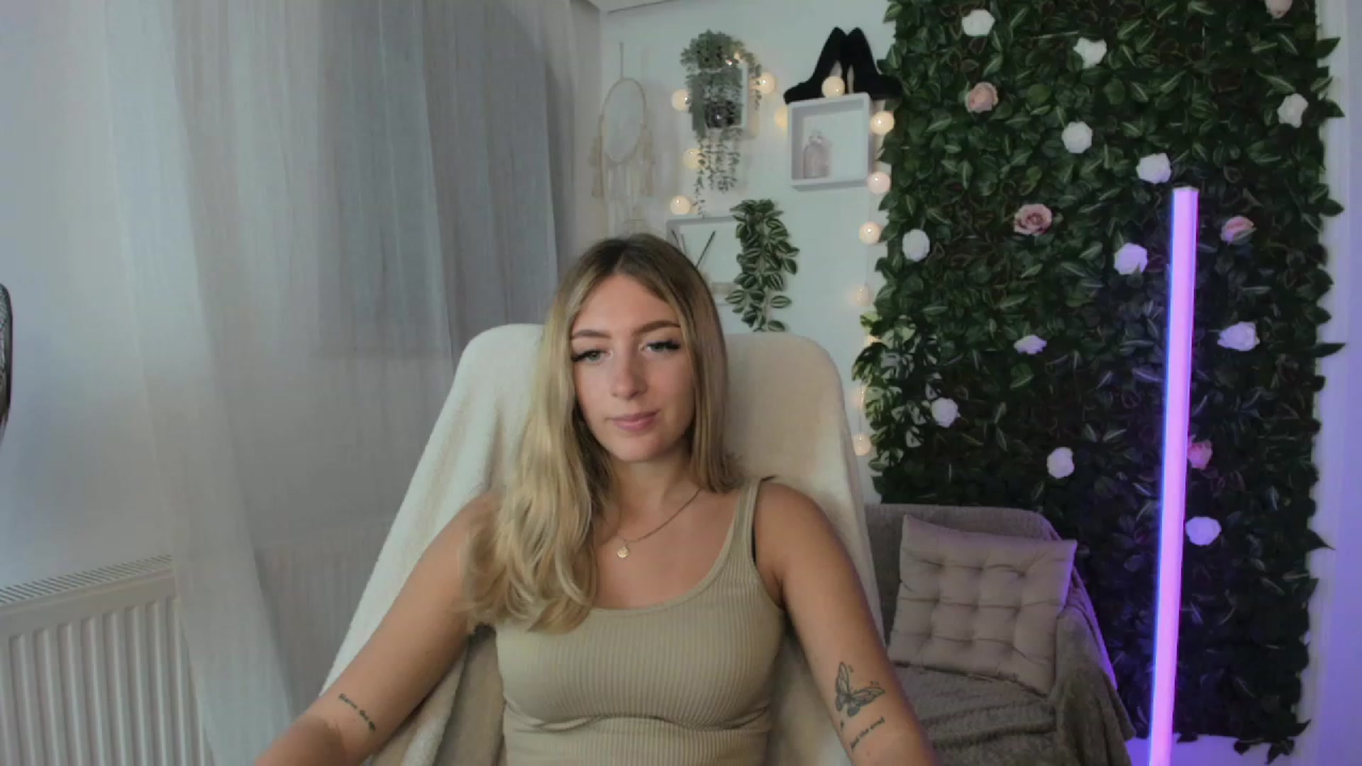 Gallery image thumbnail from Tina_Nappi18's myfreecams stream on, 08/25/2023, 18:04 image 13 of 20