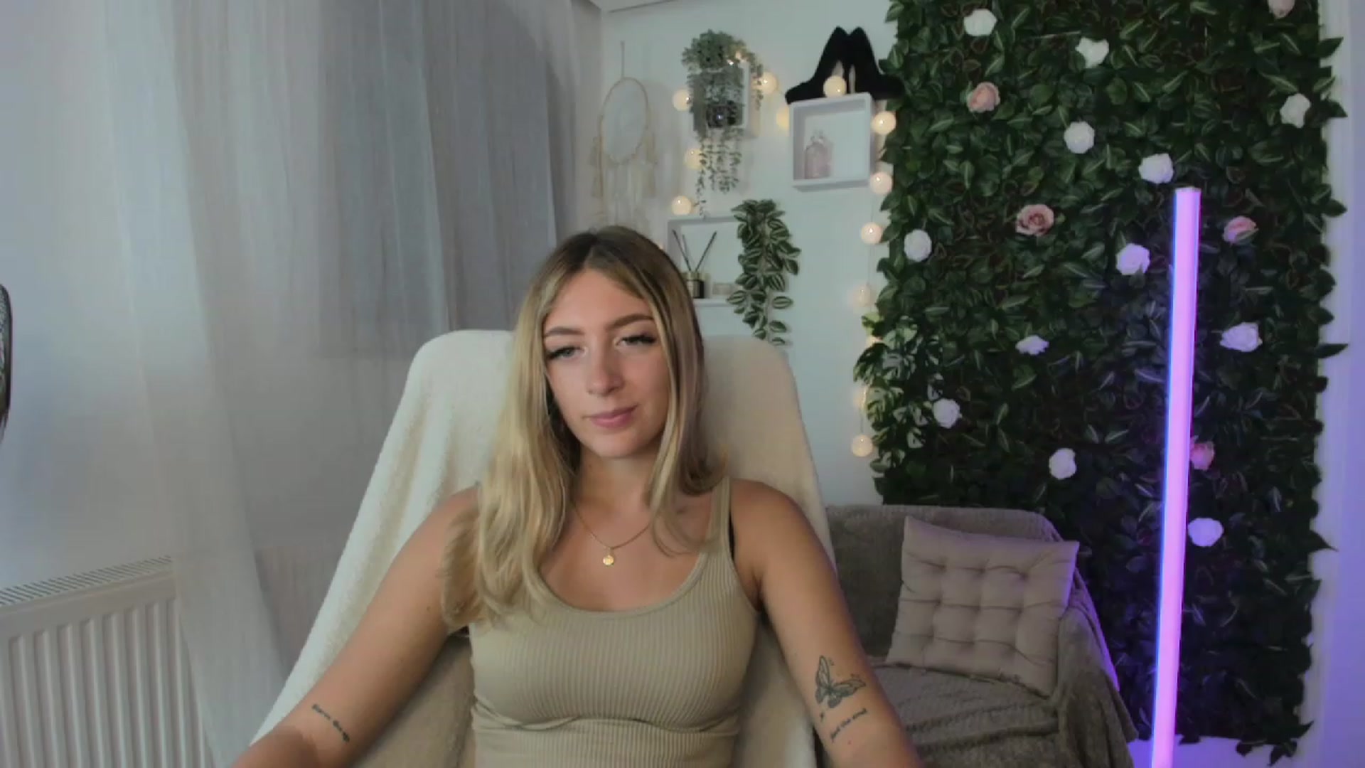 Gallery image thumbnail from Tina_Nappi18's myfreecams stream on, 08/25/2023, 18:04 image 20 of 20