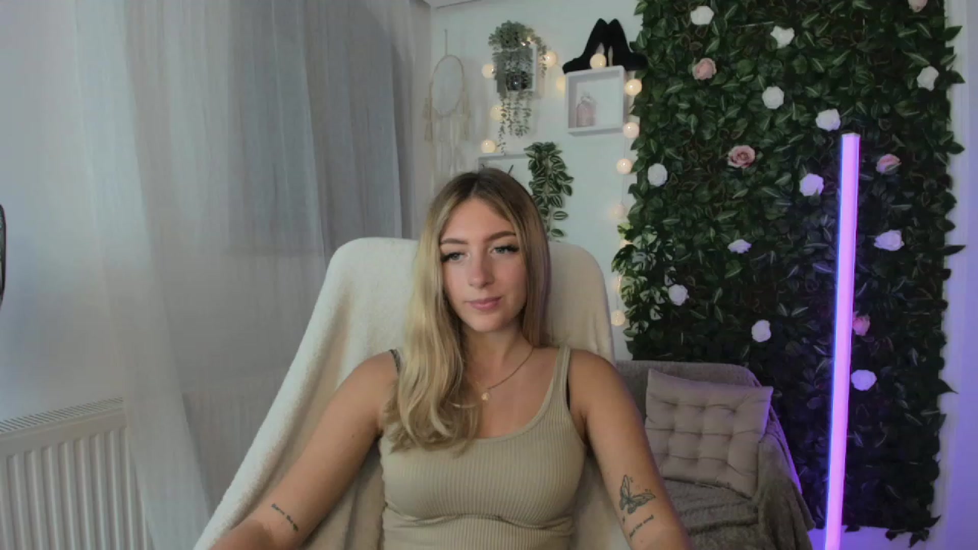 Gallery image thumbnail from Tina_Nappi18's myfreecams stream on, 08/25/2023, 18:04 image 11 of 20