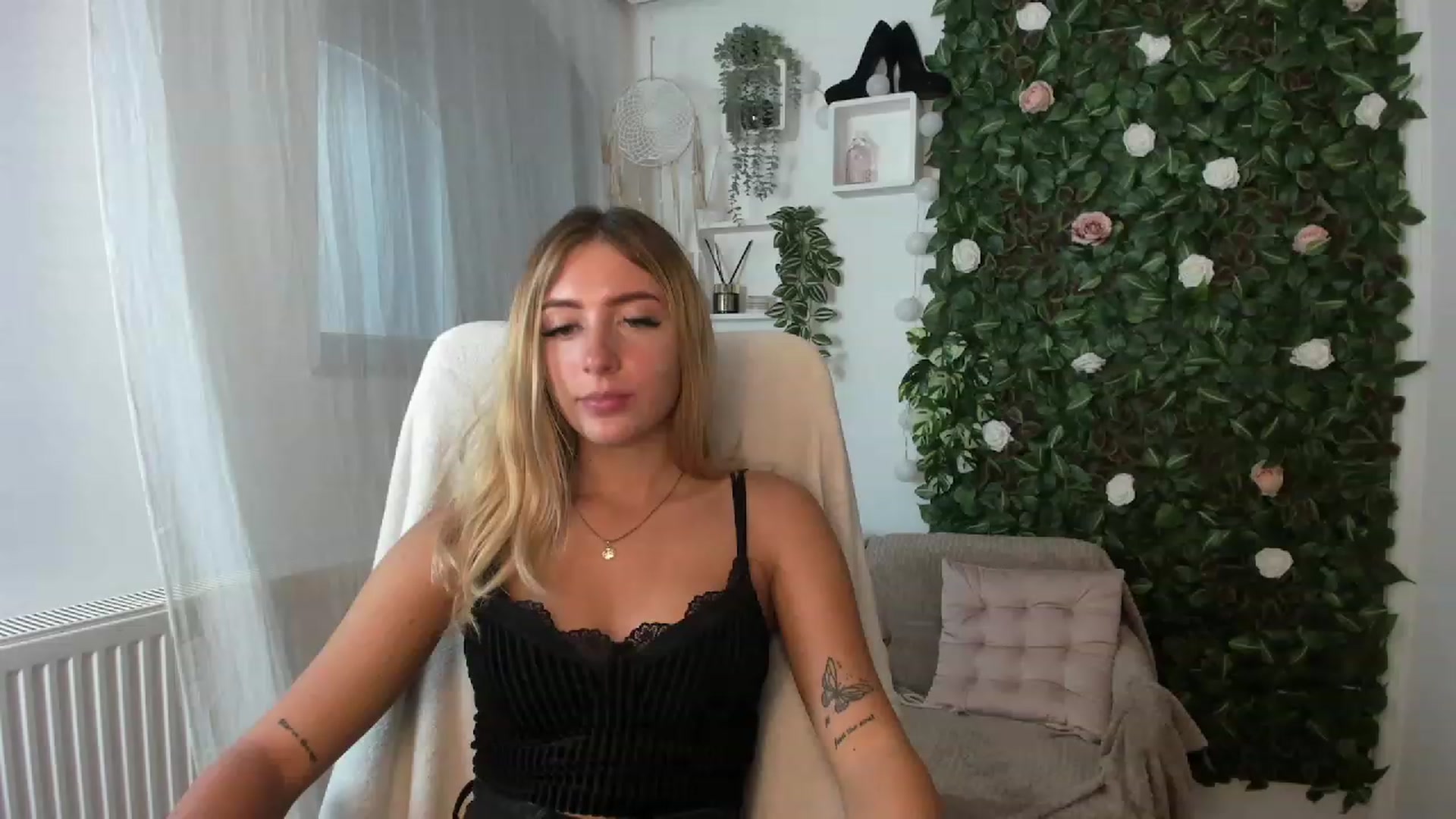 Gallery image thumbnail from Tina_Nappi18's myfreecams stream on, 08/26/2023, 13:35 image 6 of 20