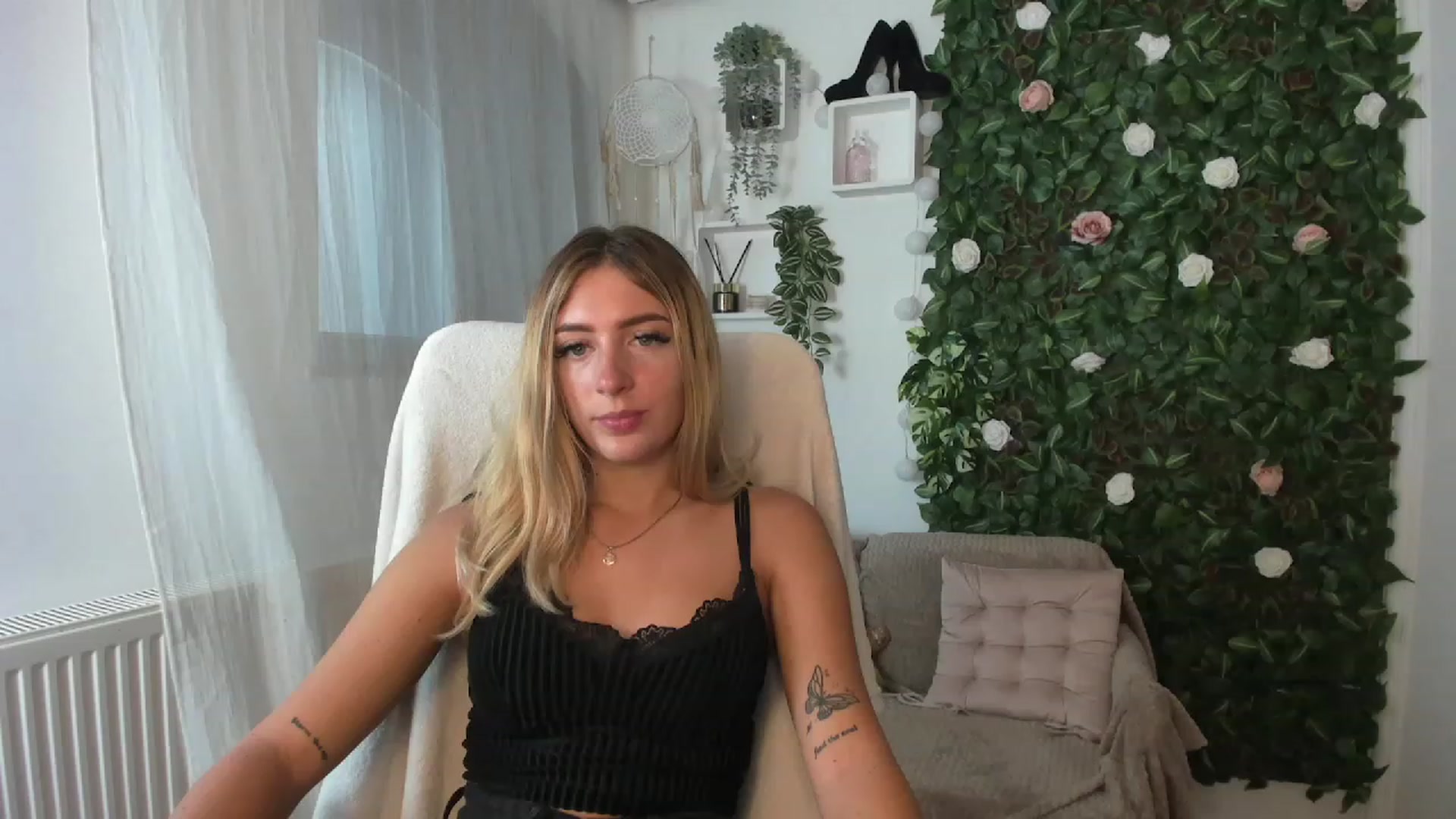 Gallery image thumbnail from Tina_Nappi18's myfreecams stream on, 08/26/2023, 13:35 image 7 of 20