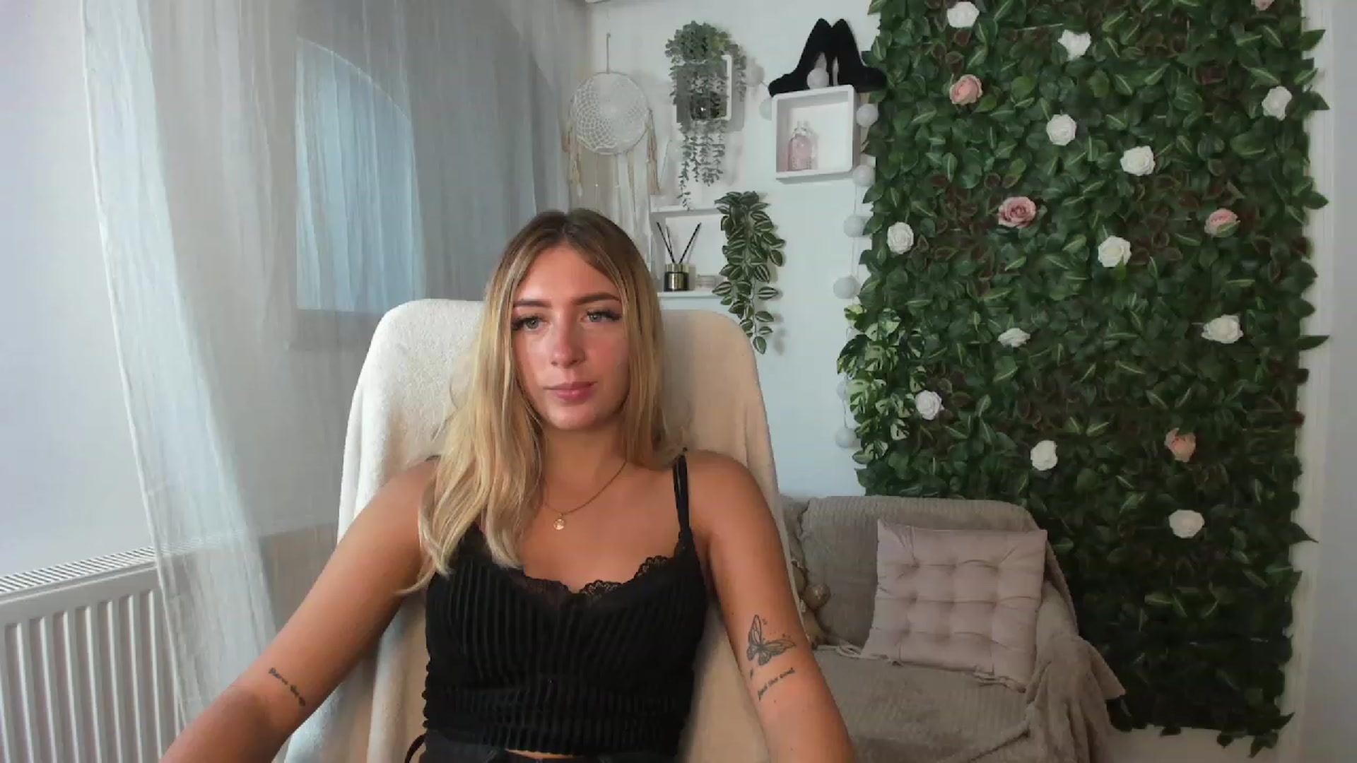 Gallery image thumbnail from Tina_Nappi18's myfreecams stream on, 08/26/2023, 13:35 image 9 of 20