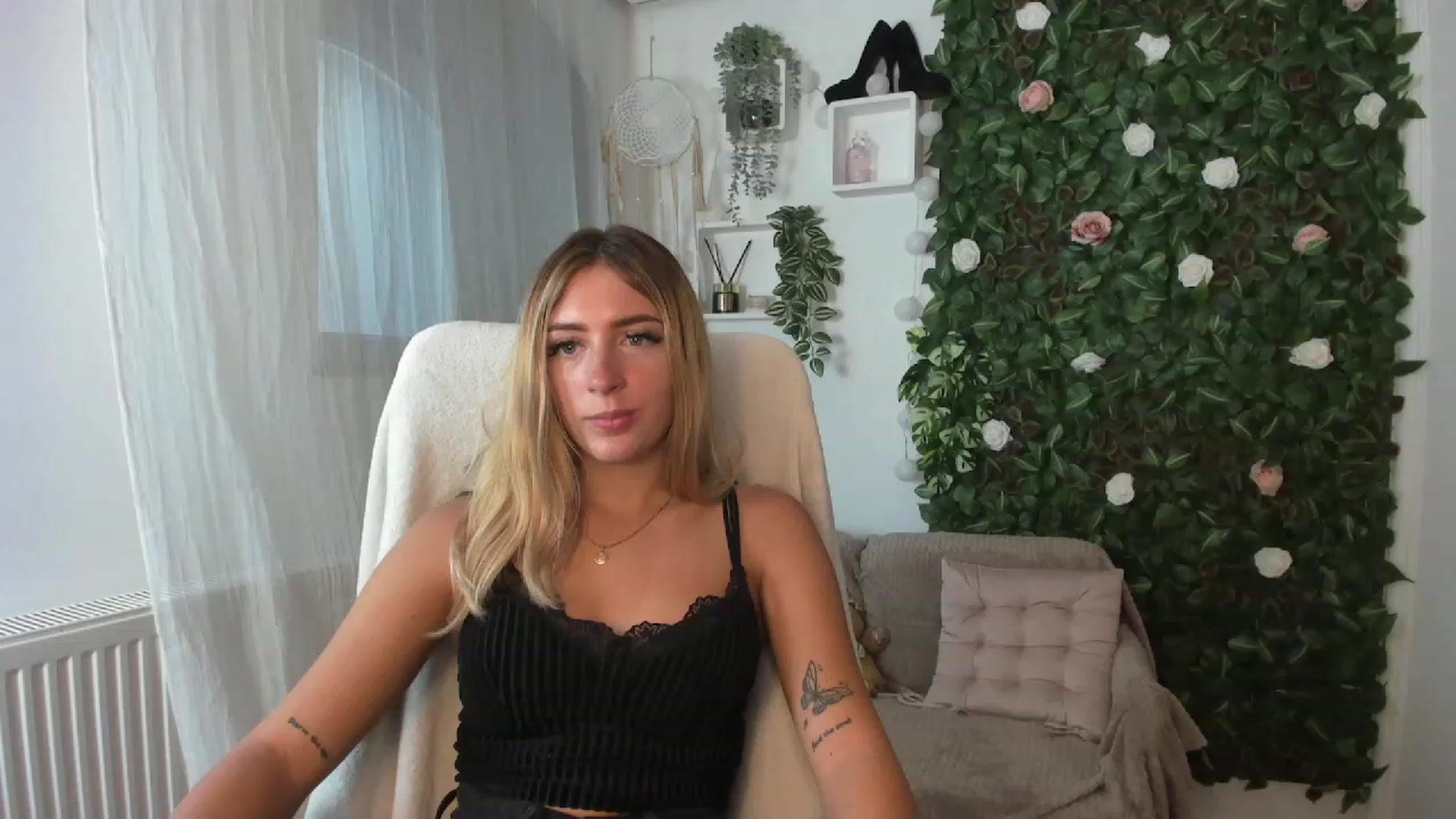 Gallery image thumbnail from Tina_Nappi18's myfreecams stream on, 08/26/2023, 13:35 image 10 of 20