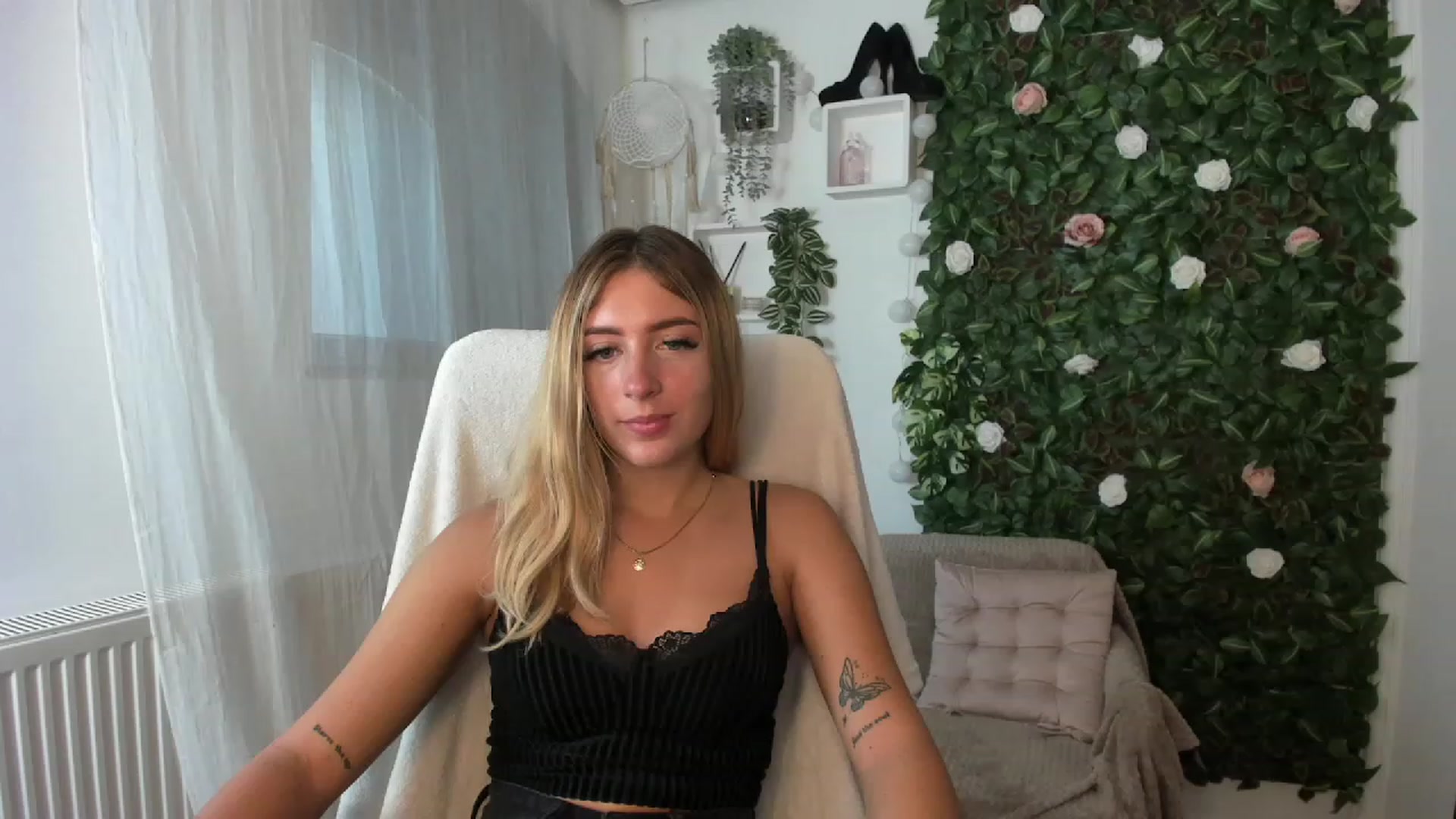 Gallery image thumbnail from Tina_Nappi18's myfreecams stream on, 08/26/2023, 13:35 image 19 of 20
