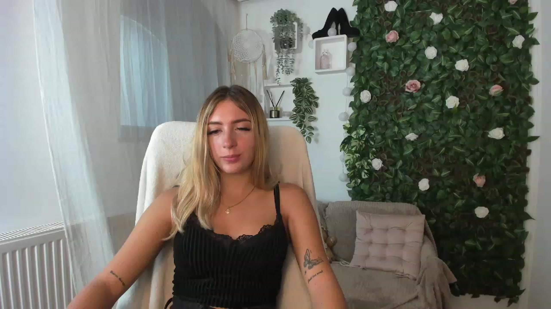 Gallery image thumbnail from Tina_Nappi18's myfreecams stream on, 08/26/2023, 13:35 image 11 of 20
