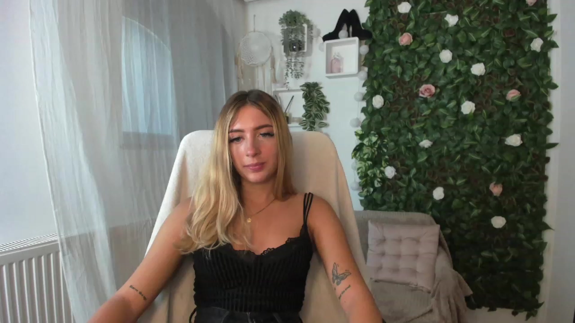 Gallery image thumbnail from Tina_Nappi18's myfreecams stream on, 08/26/2023, 14:23 image 13 of 20
