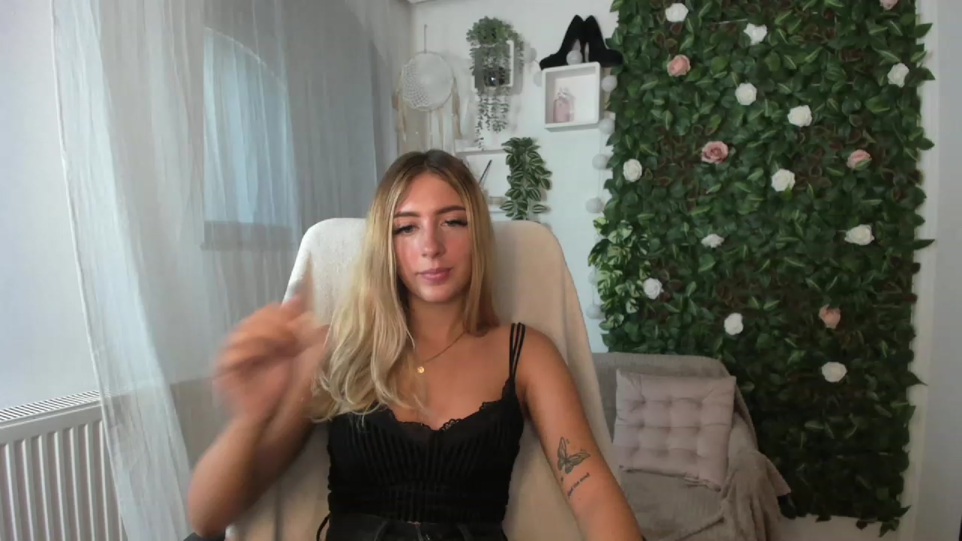 Gallery image thumbnail from Tina_Nappi18's myfreecams stream on, 08/26/2023, 14:23 image 17 of 20