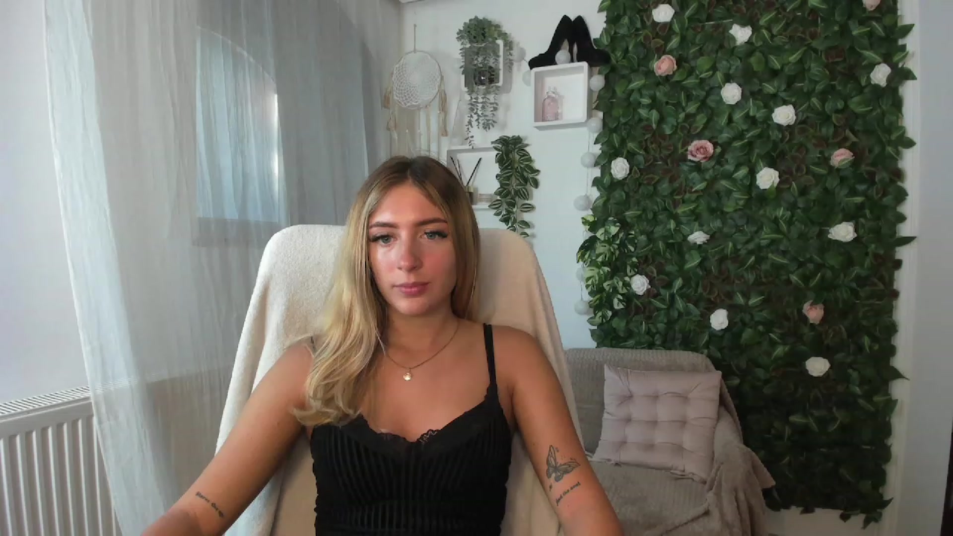 Gallery image thumbnail from Tina_Nappi18's myfreecams stream on, 08/26/2023, 15:42 image 1 of 20