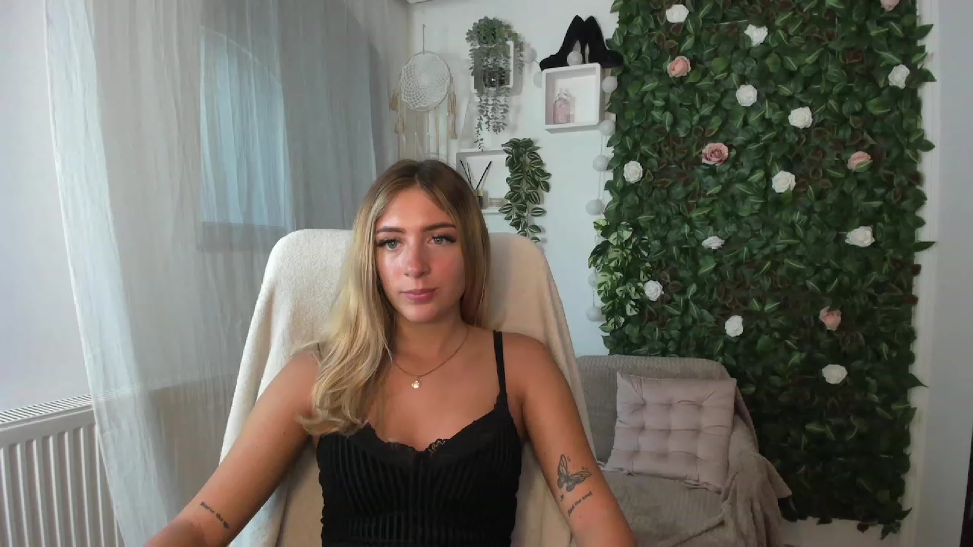 Gallery image thumbnail from Tina_Nappi18's myfreecams stream on, 08/26/2023, 15:42 image 3 of 20