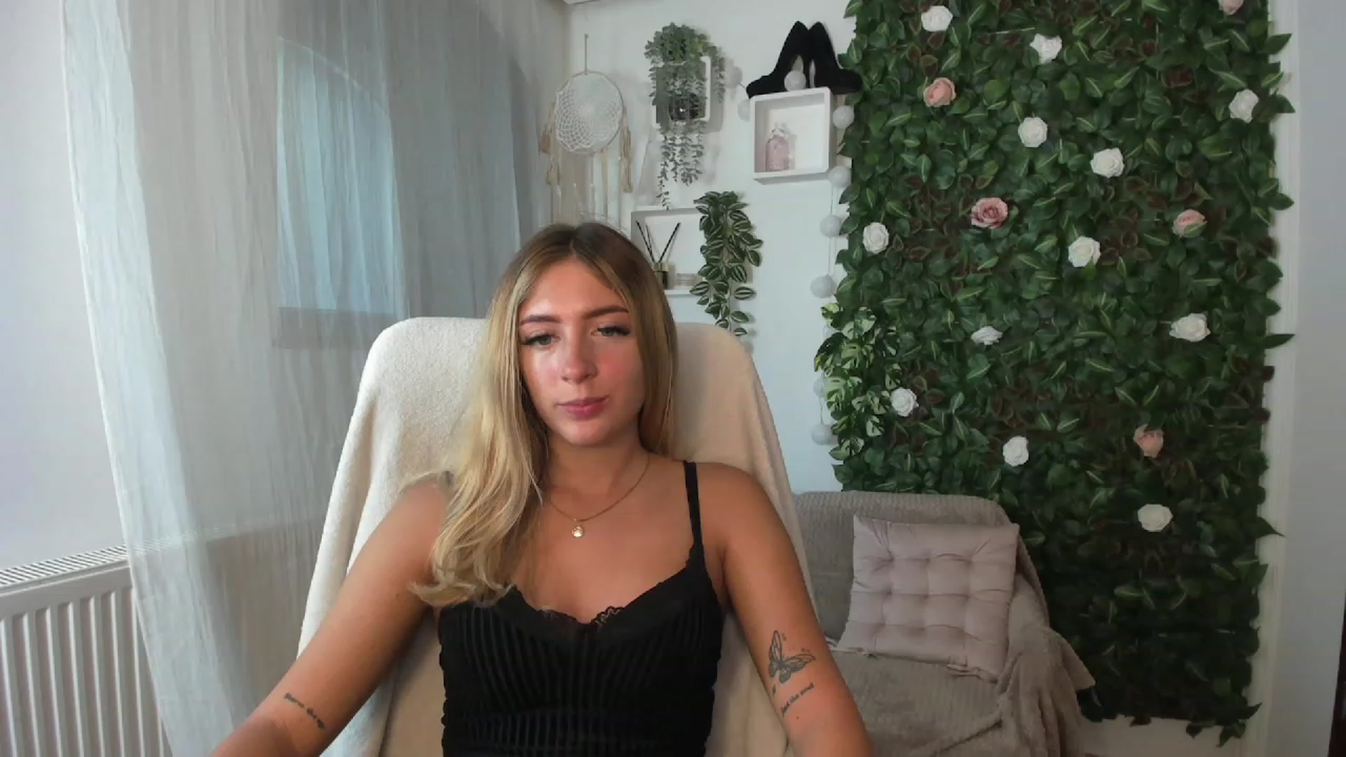 Gallery image thumbnail from Tina_Nappi18's myfreecams stream on, 08/26/2023, 15:42 image 4 of 20