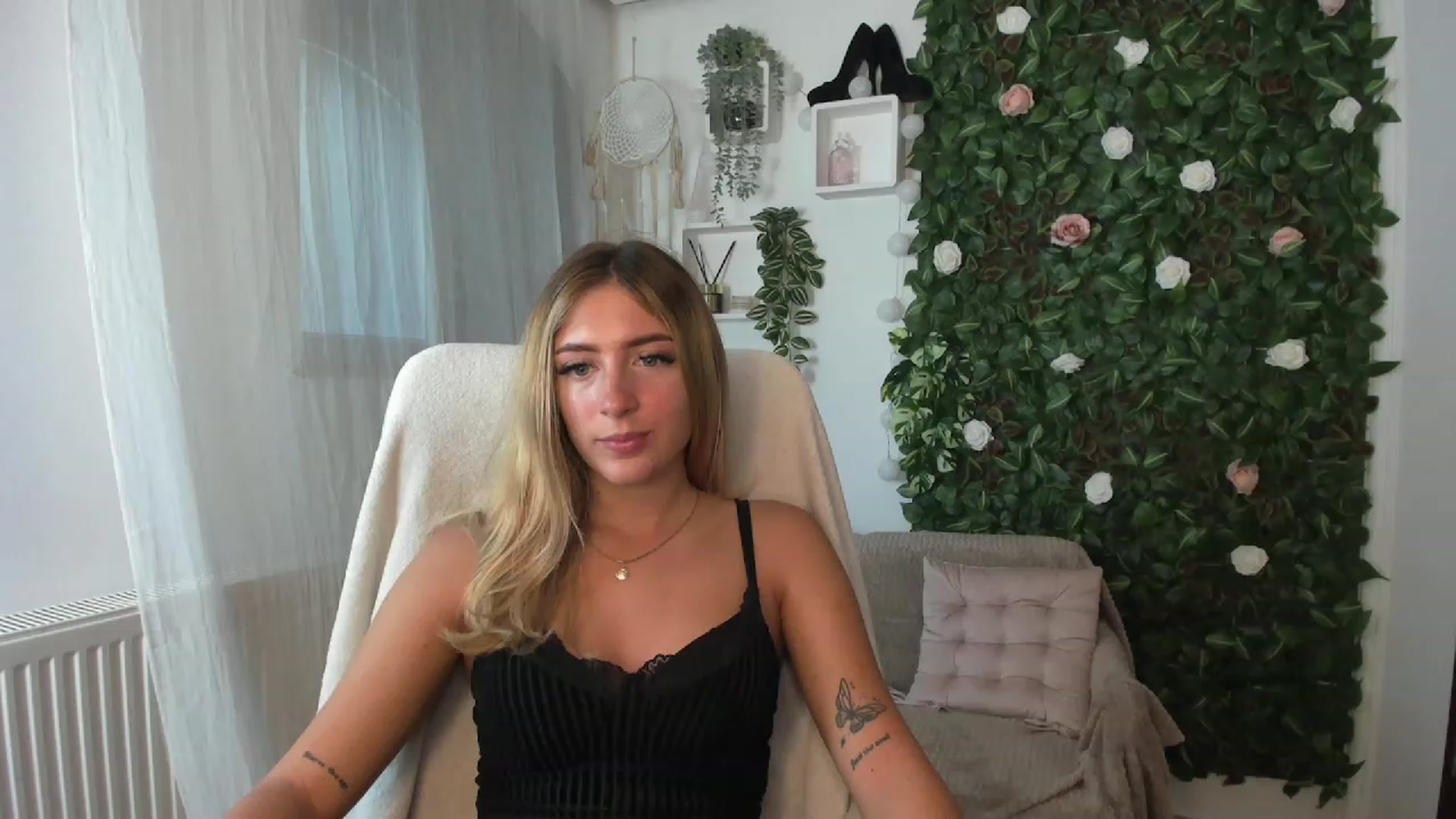 Gallery image thumbnail from Tina_Nappi18's myfreecams stream on, 08/26/2023, 15:42 image 7 of 20