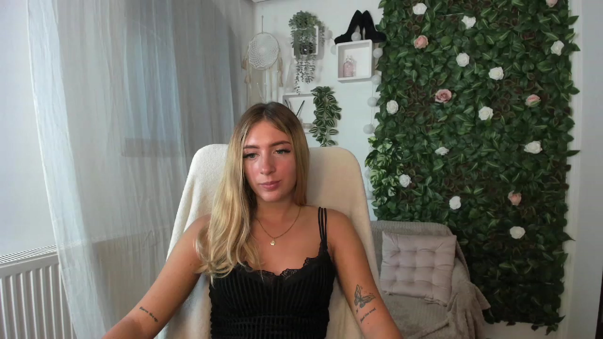 Gallery image thumbnail from Tina_Nappi18's myfreecams stream on, 08/26/2023, 16:47 image 8 of 20