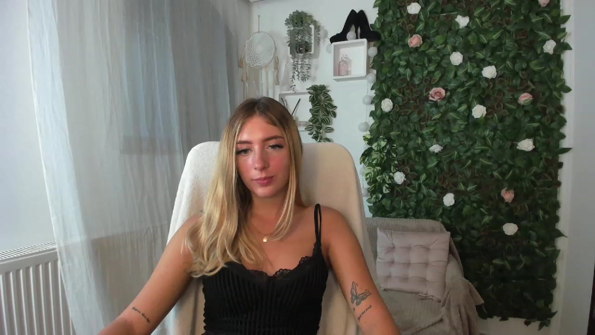 Gallery image thumbnail from Tina_Nappi18's myfreecams stream on, 08/26/2023, 16:47 image 17 of 20