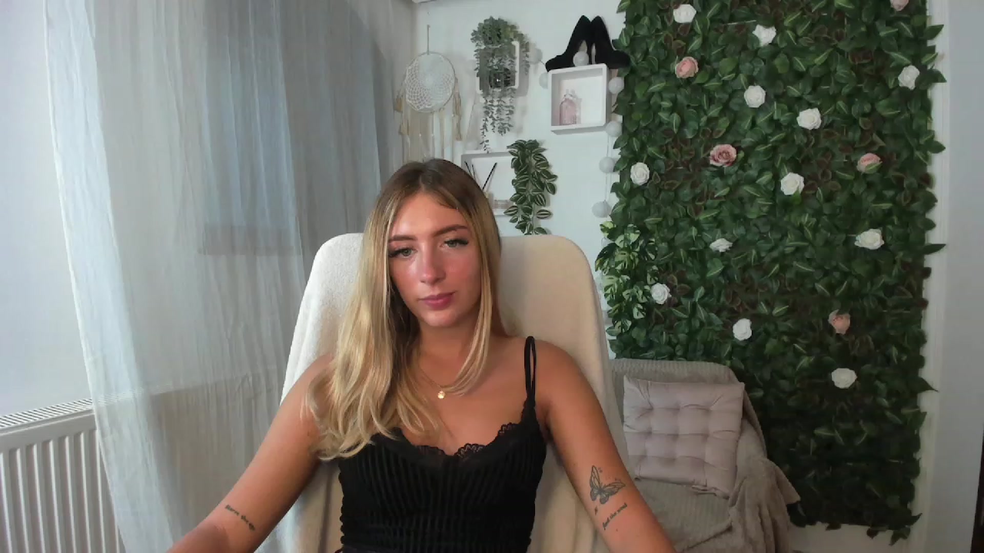 Gallery image thumbnail from Tina_Nappi18's myfreecams stream on, 08/26/2023, 16:47 image 16 of 20
