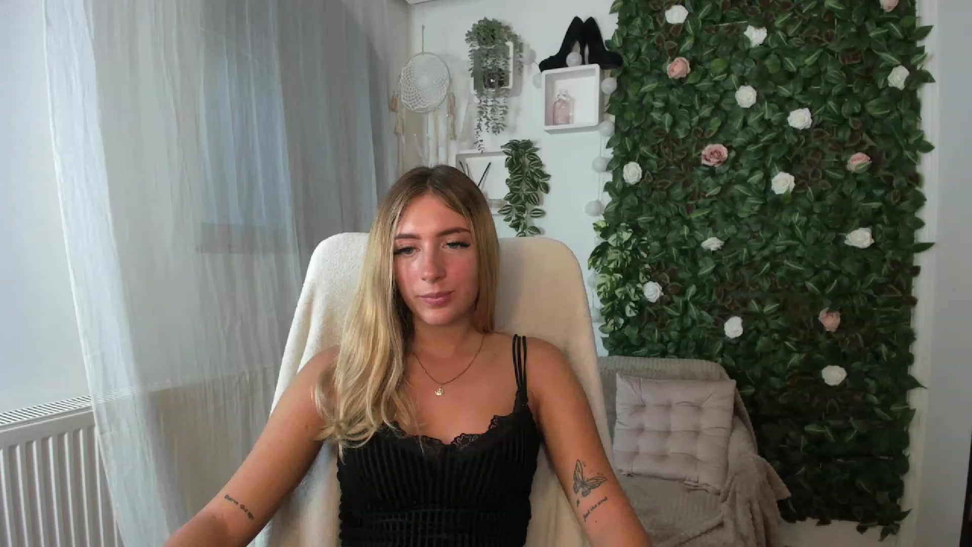 Gallery image thumbnail from Tina_Nappi18's myfreecams stream on, 08/26/2023, 16:47 image 9 of 20