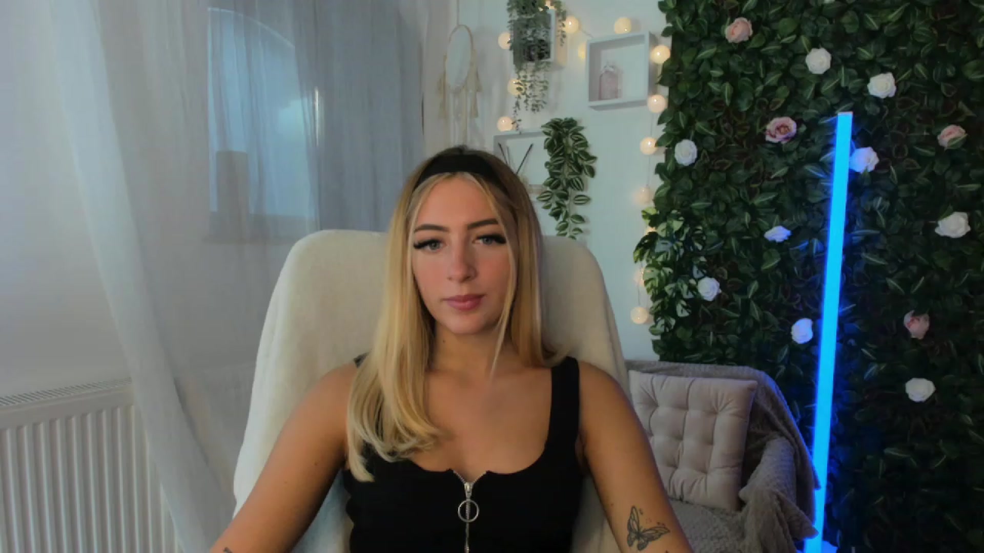 Gallery image thumbnail from Tina_Nappi18's myfreecams stream on, 09/10/2023, 15:15 image 14 of 20