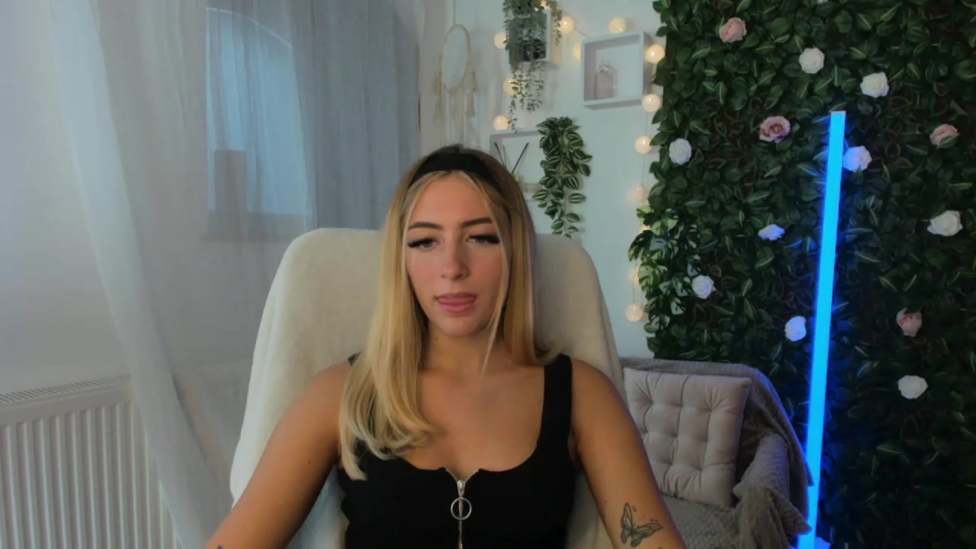 Gallery image thumbnail from Tina_Nappi18's myfreecams stream on, 09/10/2023, 15:15 image 16 of 20