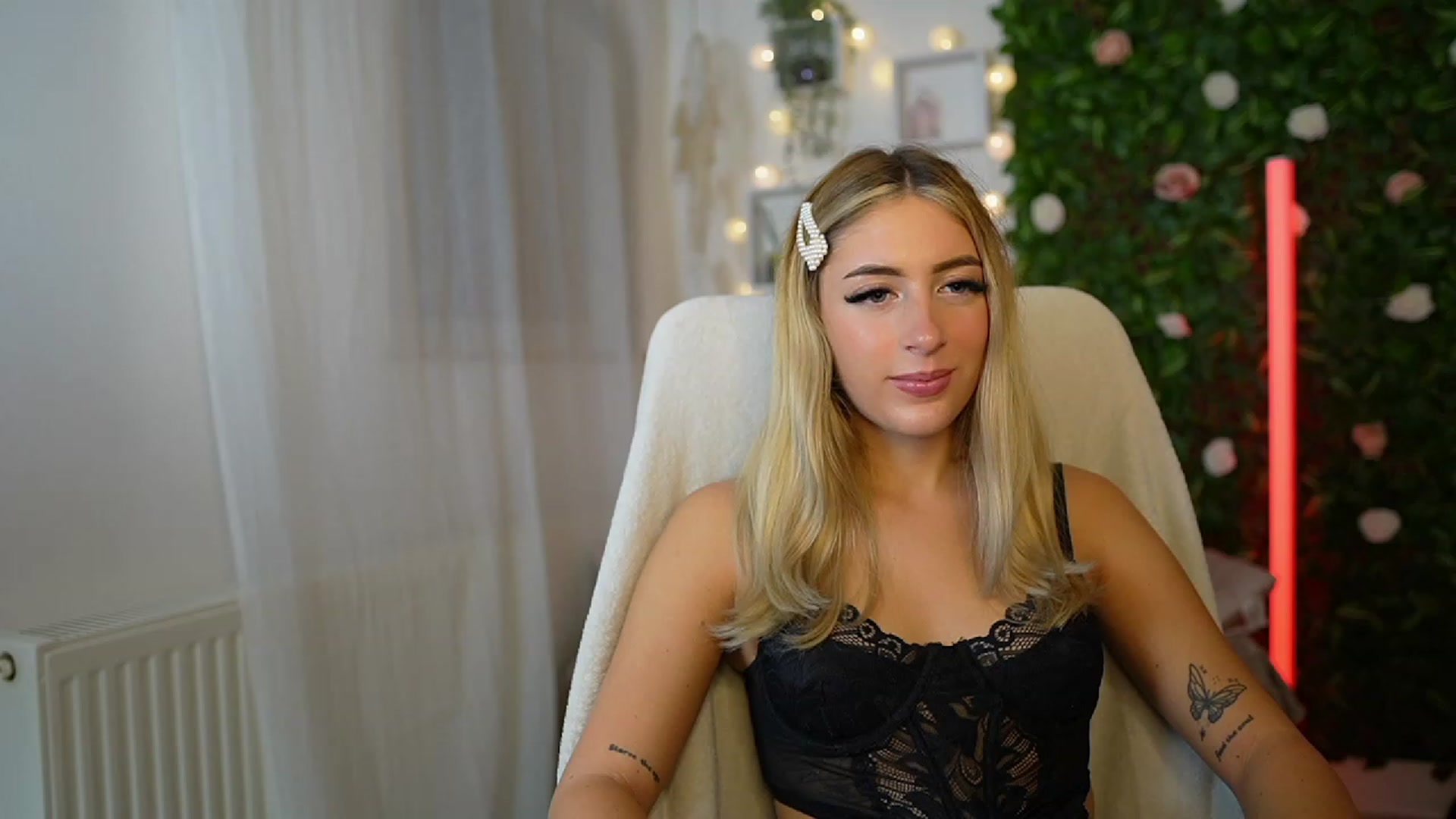Gallery image thumbnail from Tina_Nappi18's myfreecams stream on, 09/12/2023, 17:36 image 16 of 20