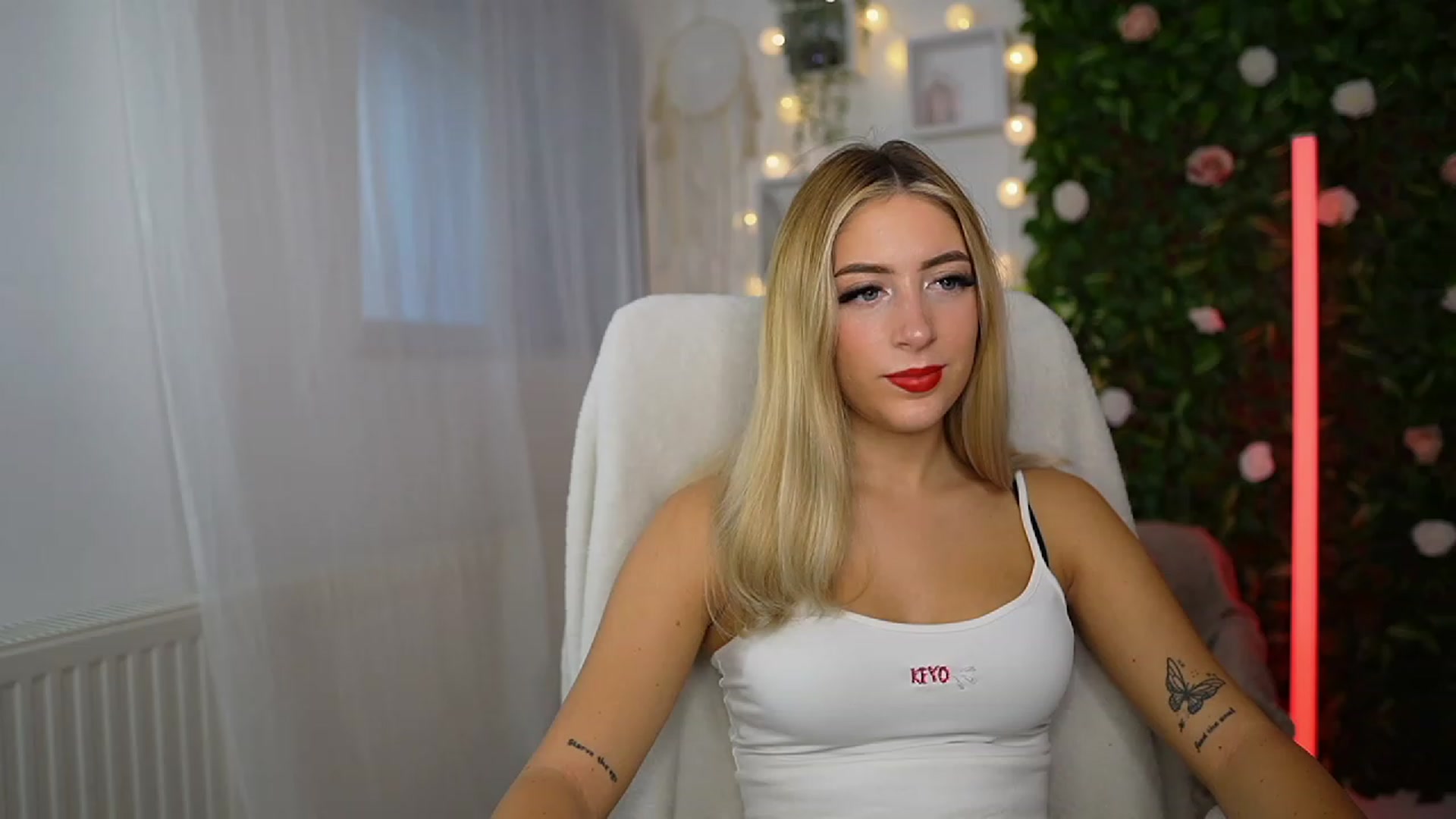 Gallery image thumbnail from Tina_Nappi18's myfreecams stream on, 09/13/2023, 14:26 image 7 of 20