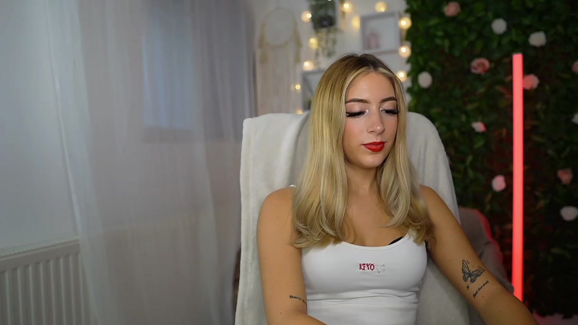 Gallery image thumbnail from Tina_Nappi18's myfreecams stream on, 09/13/2023, 15:06 image 12 of 20