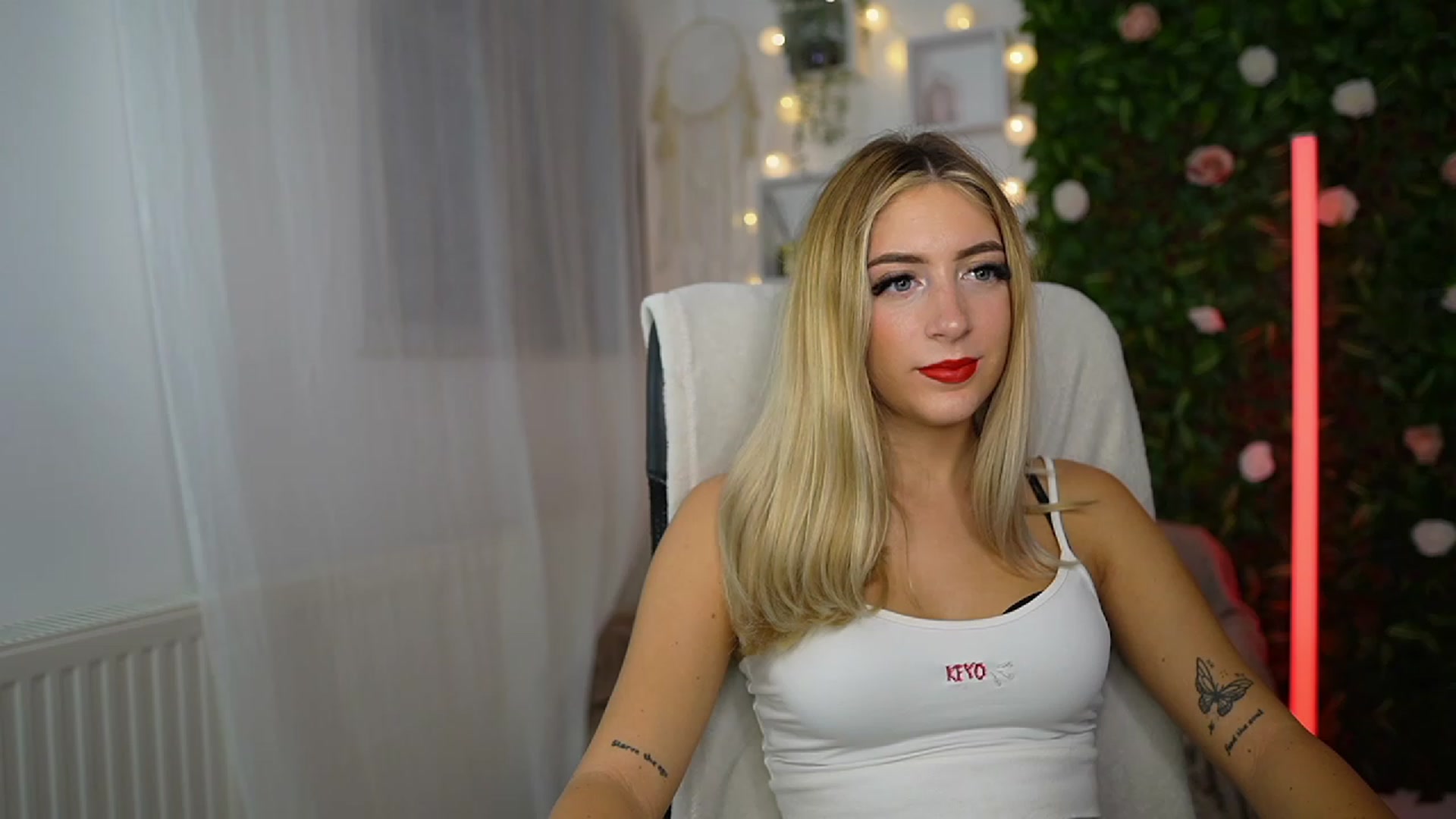 Gallery image thumbnail from Tina_Nappi18's myfreecams stream on, 09/13/2023, 17:48 image 15 of 20