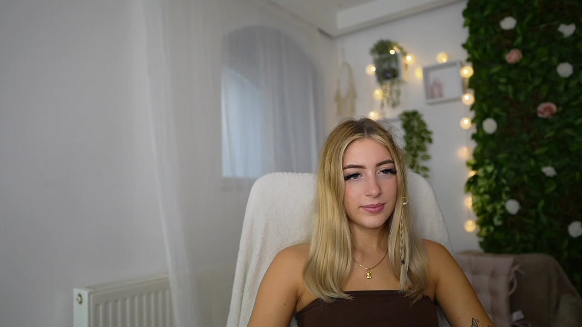 Gallery image thumbnail from Tina_Nappi18's myfreecams stream on, 09/14/2023, 13:54 image 9 of 20
