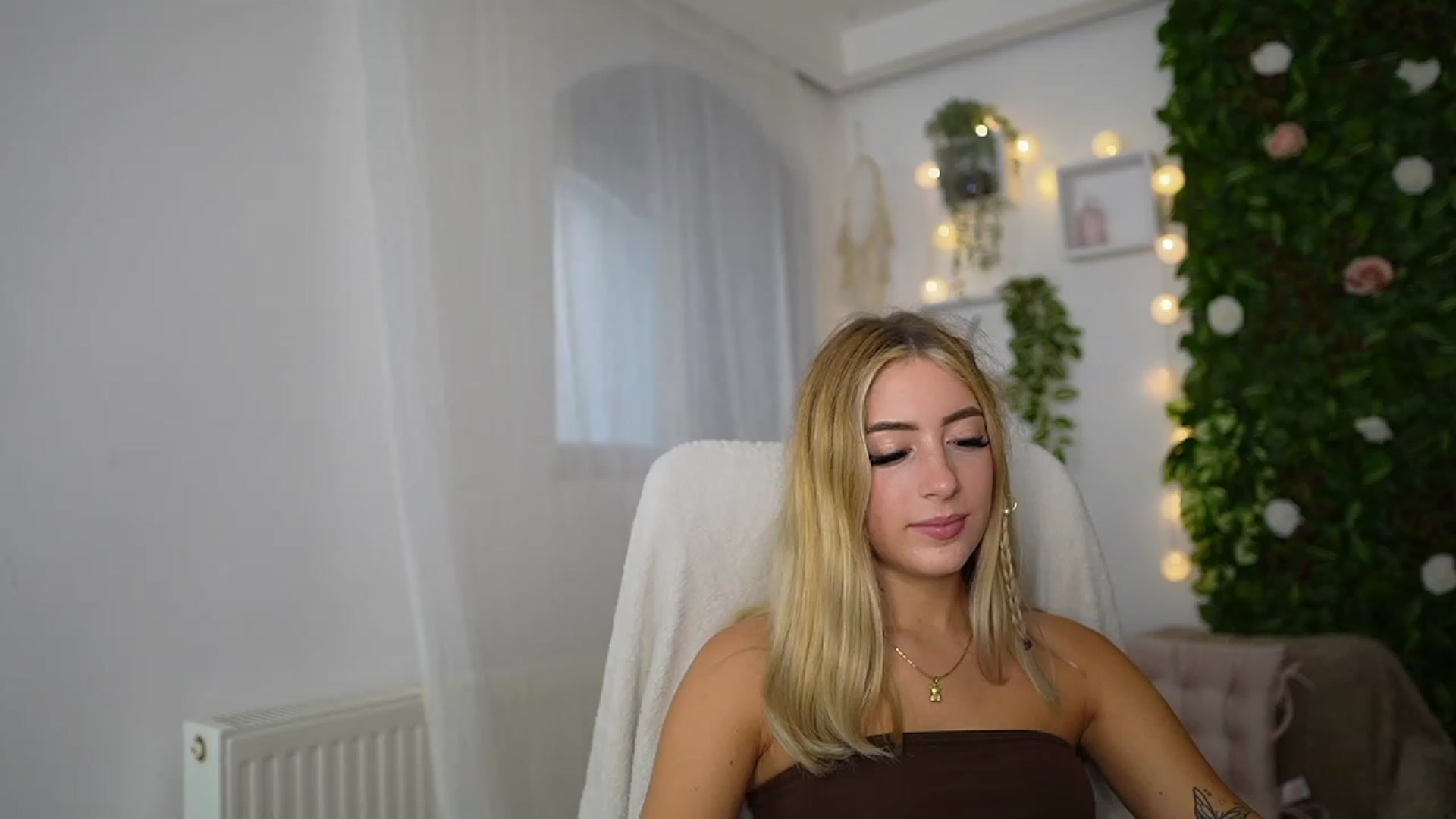 Gallery image thumbnail from Tina_Nappi18's myfreecams stream on, 09/14/2023, 13:54 image 17 of 20