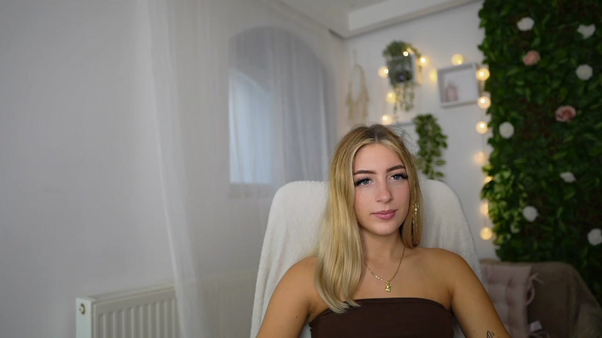 Gallery image thumbnail from Tina_Nappi18's myfreecams stream on, 09/14/2023, 13:54 image 5 of 20