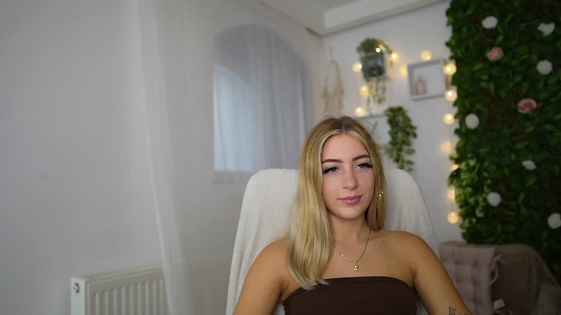 Gallery image thumbnail from Tina_Nappi18's myfreecams stream on, 09/14/2023, 13:54 image 2 of 20