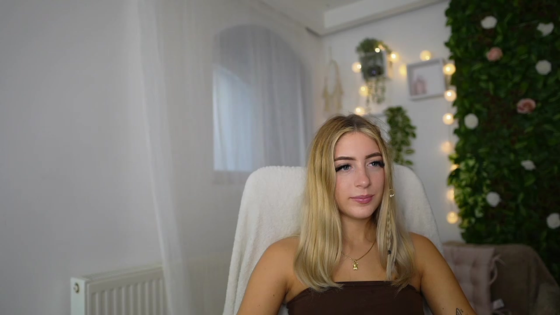 Gallery image thumbnail from Tina_Nappi18's myfreecams stream on, 09/14/2023, 13:54 image 15 of 20